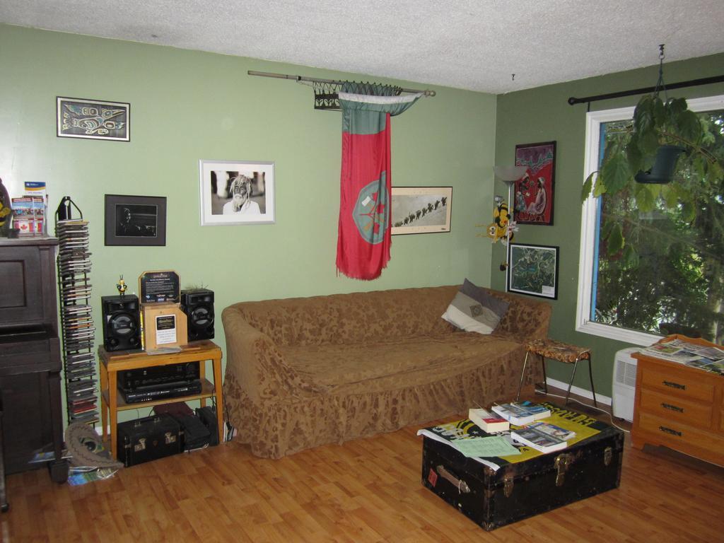 Beez Kneez Bakpakers Albergue Whitehorse Exterior foto