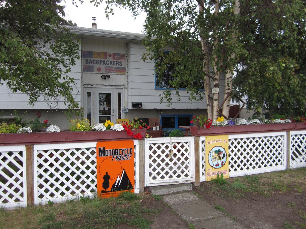 Beez Kneez Bakpakers Albergue Whitehorse Exterior foto