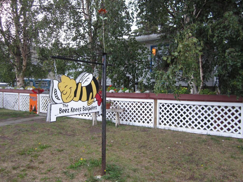 Beez Kneez Bakpakers Albergue Whitehorse Exterior foto