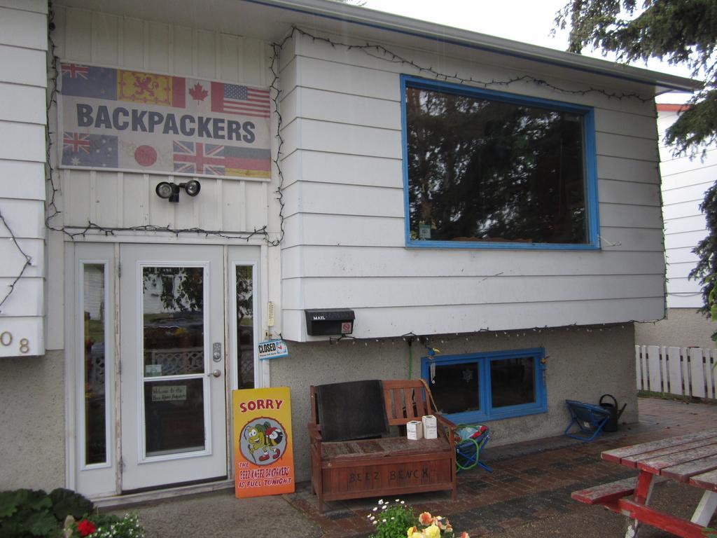 Beez Kneez Bakpakers Albergue Whitehorse Exterior foto